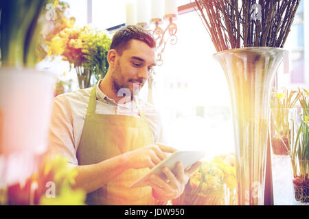 Homme avec tablette PC ordinateur au magasin de fleur Banque D'Images