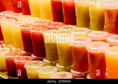 Des jus de fruits naturels pour la vente au marché espagnol Banque D'Images