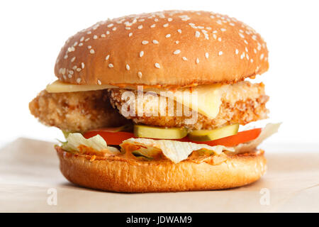 Big tasty burger de poulet table en bois. Banque D'Images