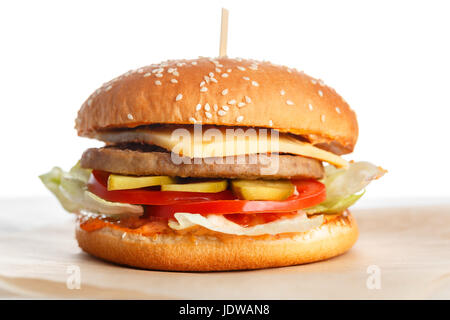 Big tasty burger avec Patty viande table en bois. Banque D'Images