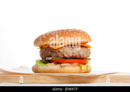 Big tasty burger avec Patty viande table en bois. Banque D'Images