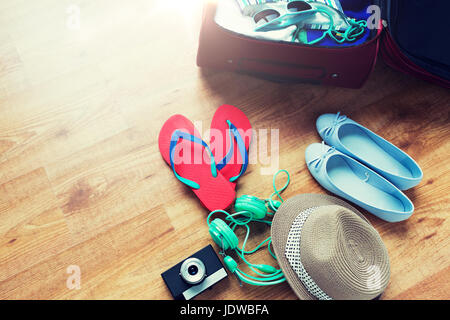 Close up of travel bag avec des vêtements et des choses Banque D'Images