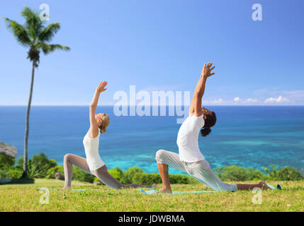 Couple yoga yoga en plein air présentent une fente basse Banque D'Images