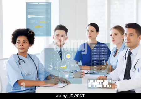 Groupe de professionnels médecins sur la conférence à l'hôpital Banque D'Images