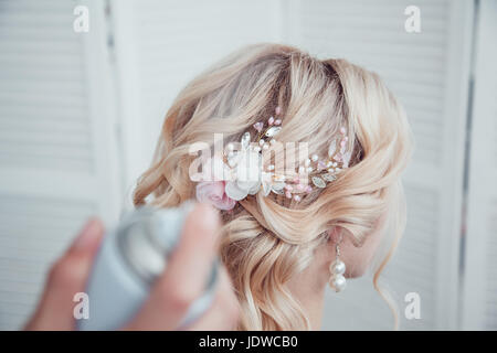 Salon de beauté fixe le styling avec une laque. Coiffure au travail. Banque D'Images