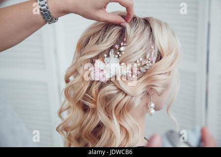 Salon de beauté fixe le styling avec une laque. Coiffure au travail. Banque D'Images