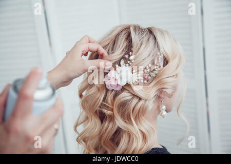 Salon de beauté fixe le styling avec une laque. Coiffure au travail. Banque D'Images