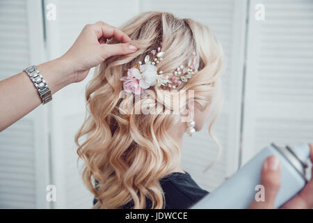 Salon de beauté fixe le styling avec une laque. Coiffure au travail. Banque D'Images
