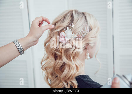 Salon de beauté fixe le styling avec une laque. Coiffure au travail. Banque D'Images