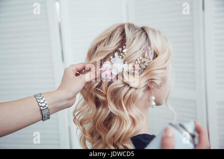 Salon de beauté fixe le styling avec une laque. Coiffure au travail. Banque D'Images