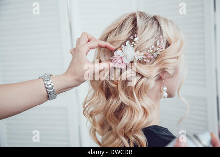 Salon de beauté fixe le styling avec une laque. Coiffure au travail. Banque D'Images