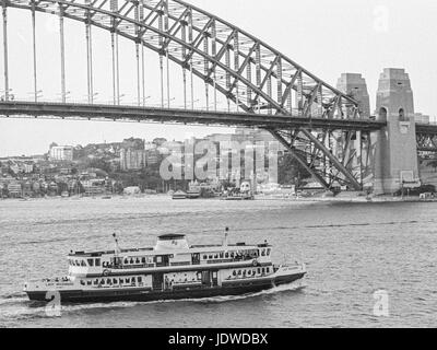 Manly Ferry passant le pont du port, prises à partir de la terrasse de l'Opéra, 1980, Sydney, NSW, New South Wales, Australie Banque D'Images