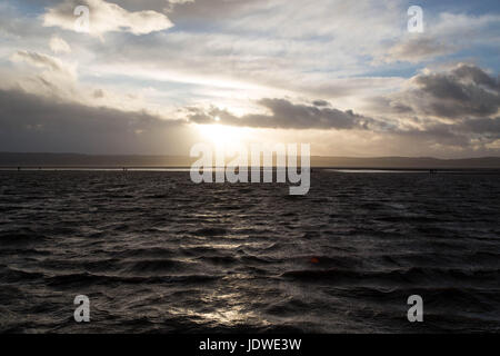 Le lac marin West Kirby sur le Wirral pendant le coucher de soleil orageux Banque D'Images