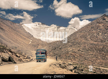 Cachemire, Ladakh, Inde, le 12 juillet. 2016 : Un camion traverse Changla passer au Ladakh, Inde - le troisième col routier le plus élevé Banque D'Images