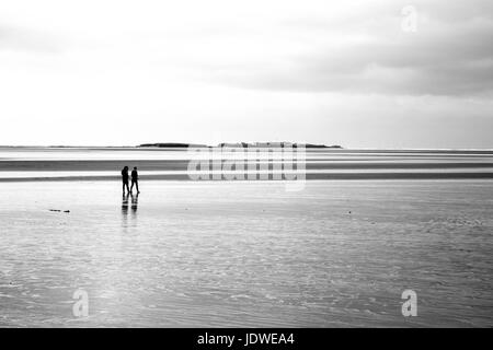 Couple à pied de l'île de Hilbre Banque D'Images