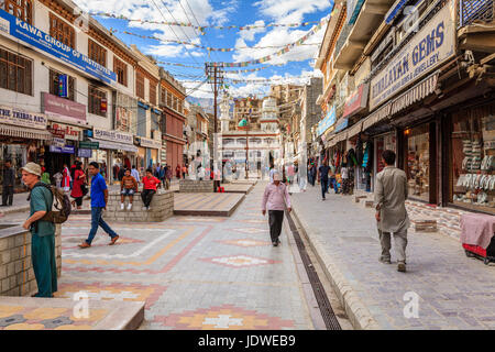 Leh, Ladakh, Inde, le 12 juillet 2016 : rue commerçante principale à Leh, Ladakh district de Cachemire, Inde Banque D'Images