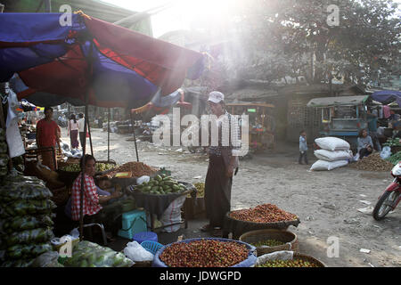 Marché Zegyo/Mandalay Myanmar - 22 janvier 2016 : Un légume vedor est de discuter avec un client pendant que son collègue est ayant une sieste en fin d'après ... Banque D'Images