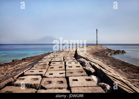 Belle photo de paysage marin du Buyuk digue de port sur l'île de Bali de Nusa Penida. Arrière-plan de la montagne Gunung Agung sur Bali Banque D'Images