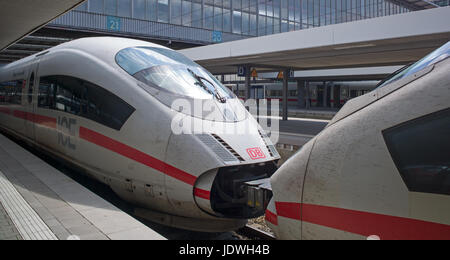 Deux unités de glace couplés, en gare principale de Munich, Allemagne Banque D'Images