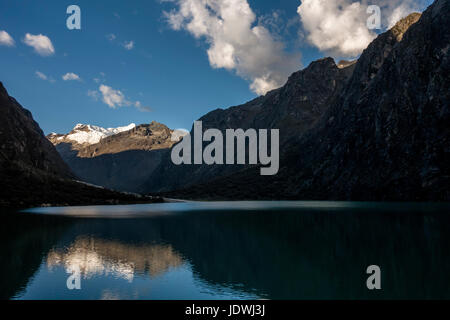 Un après-midi de voir Laguna Llanganuco Chinan Cocha en el Parque Nacional Huascarán ou Huascarán National Park, au Pérou. Banque D'Images