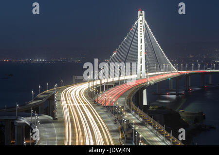 San Francisco-Oakland Bay Bridge Span l'Est dans la nuit. Banque D'Images