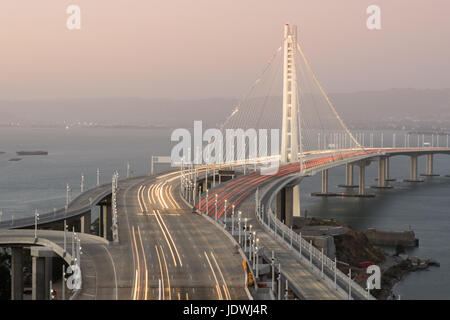 San Francisco-Oakland Bay Bridge est de Span au crépuscule. Banque D'Images
