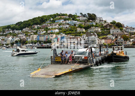 La basse Ferry arrivant à Dartmouth après avoir traversé la rivière Dart de Kingswear, Devon Banque D'Images