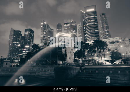 Singapour - Singapour : 5 AVR ville vue urbaine avec la statue du Merlion, le 5 avril 2013 à Singapour. Il est 4e plus grand centre financier et 1 du monde 5 bu Banque D'Images