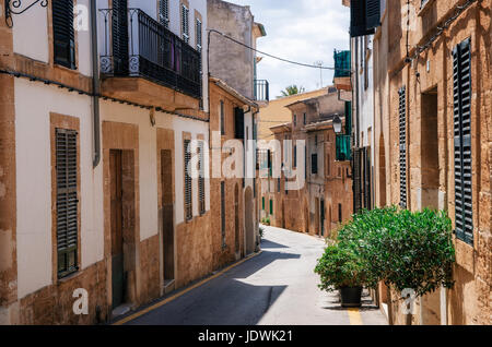 Alcudia, Majorque, Espagne - 23 mai 2015 : rue étroite de la partie historique de la ville de Alcudia avec sa maison traditionnelle et l'architecture Banque D'Images