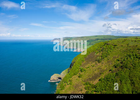 La côte nord du Devon en Angleterre, Parc National d'Exmoor surplombant la baie avec Woody Point d'avant-pays au-delà. Banque D'Images