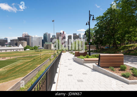 L'Fleuve-Montagne Montréal 'promenade' est une passerelle piétonne de Mount Royal à St Lawrence River Banque D'Images