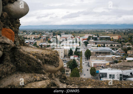 Bâtiments résidentiels à Gori. Joseph Staline est né dans cette ville. Vue aérienne de la ville médiévale de Gori Fortress. Caucase, Géorgie Banque D'Images