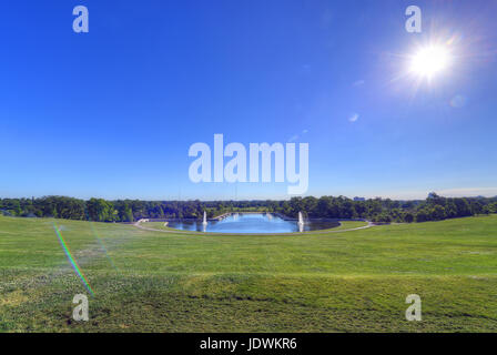 La vue sur le Grand Bassin d'Art Hill à Forest Park, St Louis, Missouri. Banque D'Images