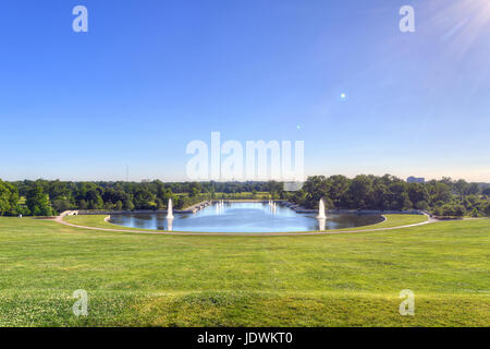 La vue sur le Grand Bassin d'Art Hill à Forest Park, St Louis, Missouri. Banque D'Images