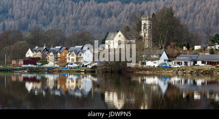 Kenmore Église qui reflète sur le Loch Tay Banque D'Images