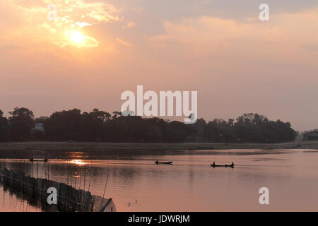 U-Bein Bridge/Amarapura - Myanmar 22 Janvier 2016 : encore magigal nuageux lever du soleil sur le lac Taungthaman vu depuis le pont u-bein. Banque D'Images