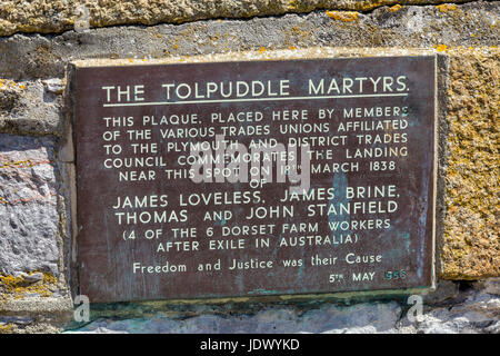 Inscrivez-plaque commémorant la Tolpuddle Martyrs à côté du Mayflower Steps, Barbican à quais, port de Plymouth, Banque D'Images