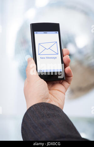 Portrait of woman's hand holding smartphone avec nouveau message à l'écran Banque D'Images