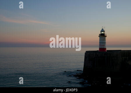 Phare sur soirée calme, Newhaven, Sussex, UK Banque D'Images