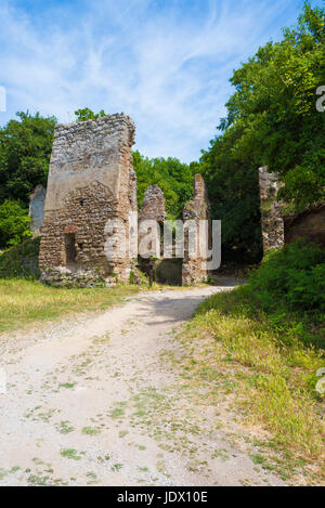 Monterano (également connu sous le nom de l'ancienne Monterano) est une ville fantôme en Italie , situé dans la province de Rome, perché sur le plateau du sommet de la colline tuff Banque D'Images