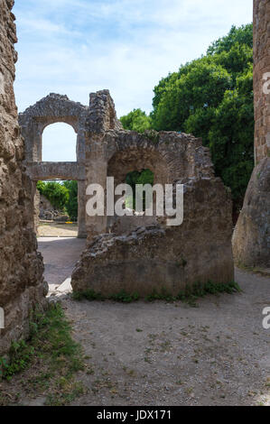 Monterano (également connu sous le nom de l'ancienne Monterano) est une ville fantôme en Italie , situé dans la province de Rome, perché sur le plateau du sommet de la colline tuff Banque D'Images