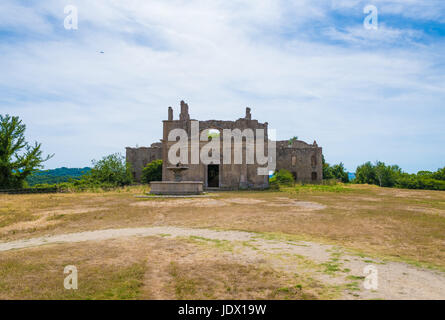 Monterano (également connu sous le nom de l'ancienne Monterano) est une ville fantôme en Italie , situé dans la province de Rome, perché sur le plateau du sommet de la colline tuff Banque D'Images