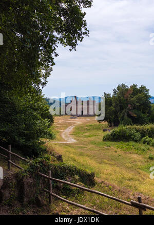 Monterano (également connu sous le nom de l'ancienne Monterano) est une ville fantôme en Italie , situé dans la province de Rome, perché sur le plateau du sommet de la colline tuff Banque D'Images