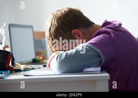 Garçon fatigué d'étudier dans la chambre Banque D'Images