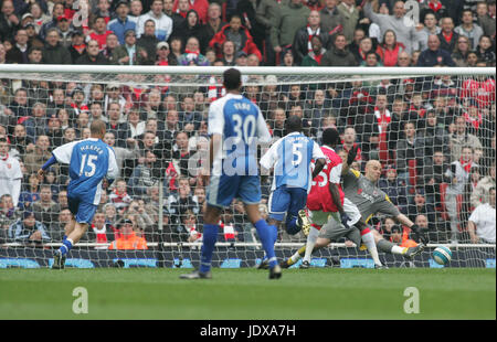 EMMANUEL ADEBAYOR SCORES PREMIÈRE LECTURE V ARSENAL EMIRATES STADIUM LONDON GRANDE BRETAGNE 19 Avril 2008 Banque D'Images