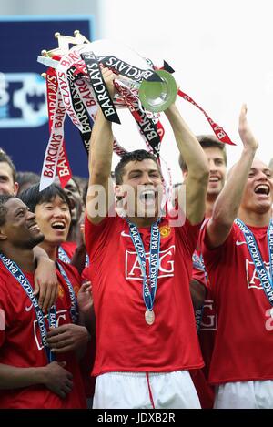 CRISTIANO RONALDO AVEC PREMIER LEAGUE TROPHY WINNERS 07/08 stade JJB WIGAN ANGLETERRE 11 Mai 2008 Banque D'Images