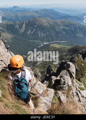 Le sport d'Escalade : portrait jeune garçon prend un reste d'observer le paysage de montagne. Saison d'été, journée ensoleillée. (Biella Oropa), à l'ouest des Alpes, l'Italie, l'Europe. Banque D'Images