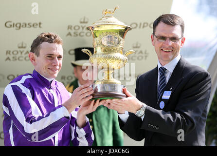 Jockey Ryan Moore (à gauche) et formateur gagnante Aiden O'Brien après Highland Reel remporte le Prince of Wales's Stakes au cours de la deuxième journée du Royal Ascot à Ascot Racecourse. Banque D'Images