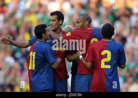 THIERRY HENRY et célébrer l'ÉQUIPE DES FC BARCELONE ECOSSE ÉDIMBOURG MURRAYFIELD 24 Juillet 2008 Banque D'Images