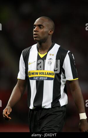 MOMO SISSOKO JUVENTUS OLD TRAFFORD MANCHESTER EN ANGLETERRE 06 Août 2008 Banque D'Images